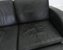 Load image into Gallery viewer, 3-istuttava antiikkinahkainen sohva rahilla
