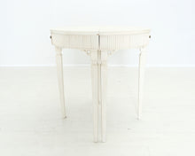Lataa kuva Galleria-katseluun, Antiikkityylinen sivupöytä
