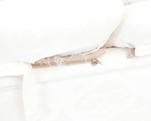 Lataa kuva Galleria-katseluun, 2-istuttava kangassohva valkoinen kuviollinen
