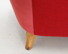 Lataa kuva Galleria-katseluun, Vintage-sohva samettiverhoilulla punainen
