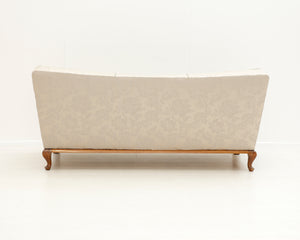 Antiikkinen beige sohva