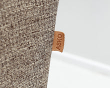 Load image into Gallery viewer, Asko kangassohva puisella reunalla ruskea
