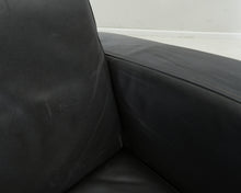 Lataa kuva Galleria-katseluun, Antiikkinahkainen nojatuoli II
