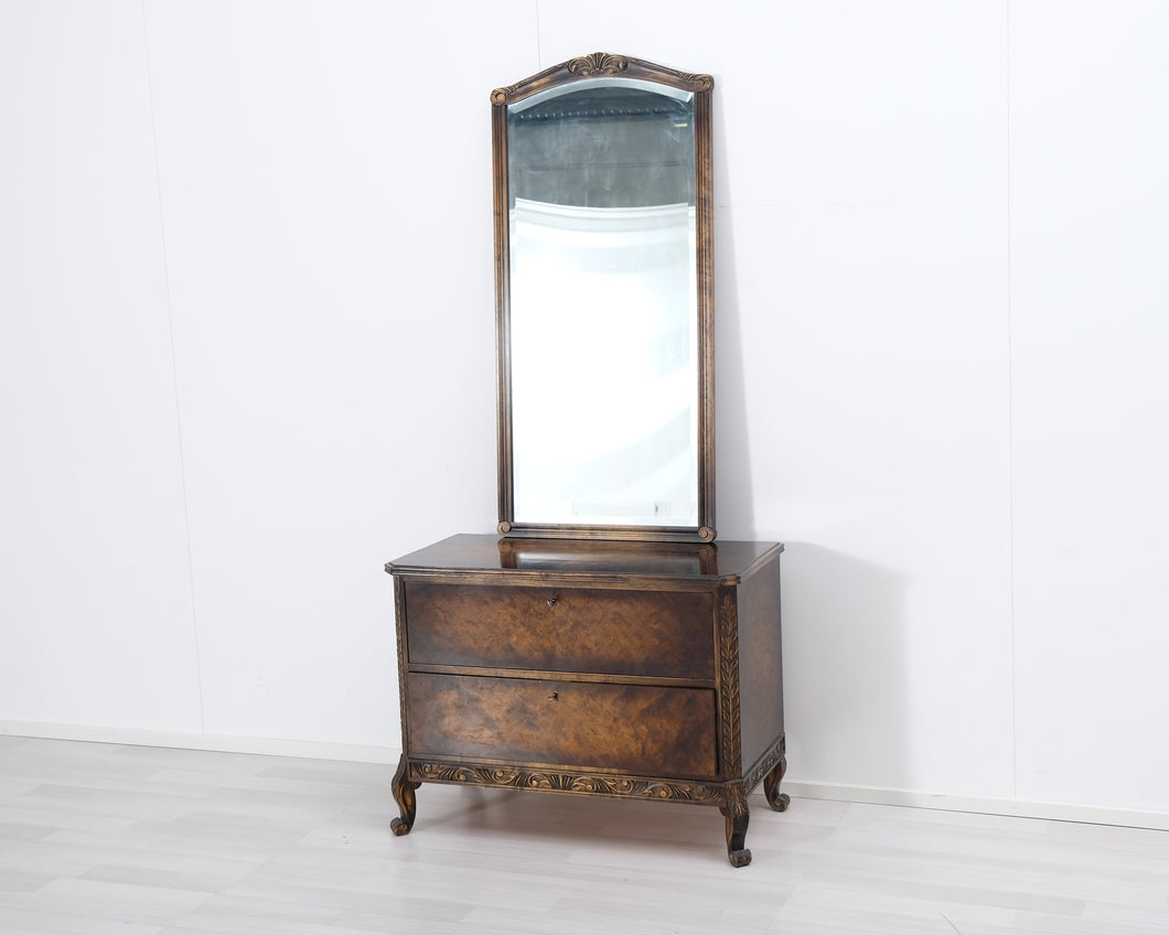 Antiikkinen lipasto ja peili