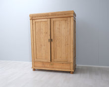 Lataa kuva Galleria-katseluun, Antiikkikaappi puinen
