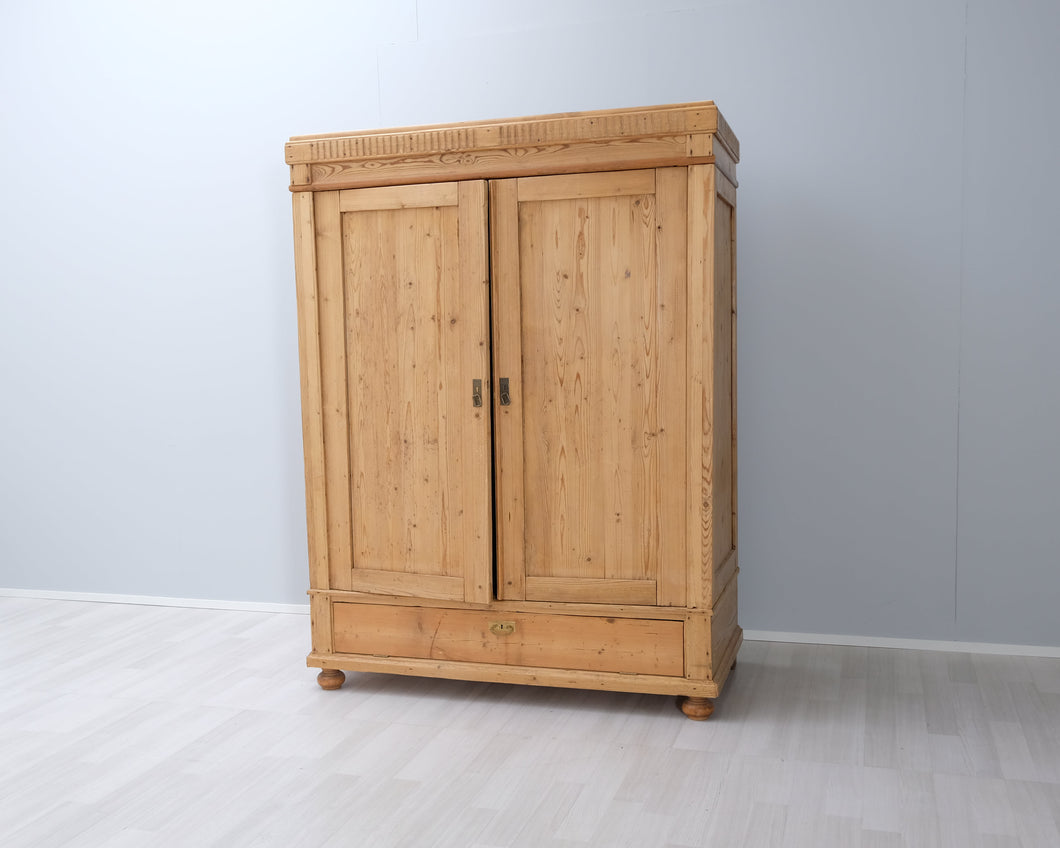 Antiikkikaappi puinen