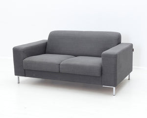 Pohjanmaan 2-istuttava sohva harmaa