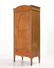 Lataa kuva Galleria-katseluun, Antiikkinen kaappi massiivitammesta
