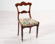 Lataa kuva Galleria-katseluun, Antiikkinen tuoli kangasistuimella
