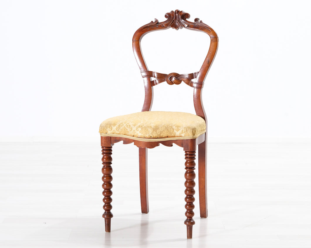 Antiikkinen tuoli kangasistuimella