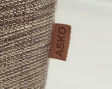 Load image into Gallery viewer, Asko 3-istuttava vuodesohva ruskea kukallinen
