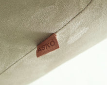 Load image into Gallery viewer, Asko Richard Alcantara nojatuoli
