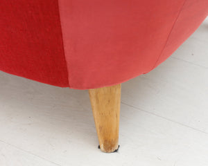 Vintage-sohva samettiverhoilulla punainen
