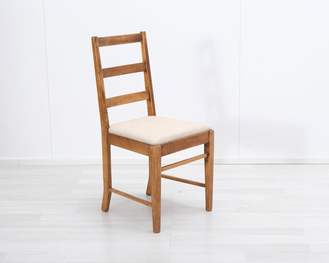 Antiikkinen tuoli kangasistuimella