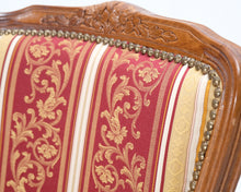 Load image into Gallery viewer, Käsinojallinen tuoli kangasverhoilulla punainen
