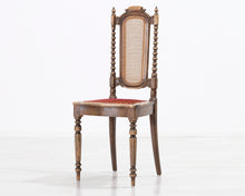 Lataa kuva Galleria-katseluun, Antiikkinen ruokatuoli raidallisella istuimella
