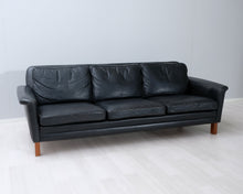 Lataa kuva Galleria-katseluun, 3-istuttava vintage nahkasohva musta
