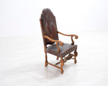 Lataa kuva Galleria-katseluun, Antiikkinen tuoli nahkaverhoilulla
