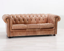 Load image into Gallery viewer, 3-istuttava Chesterfield-tyylinen nahkasohva ruskea
