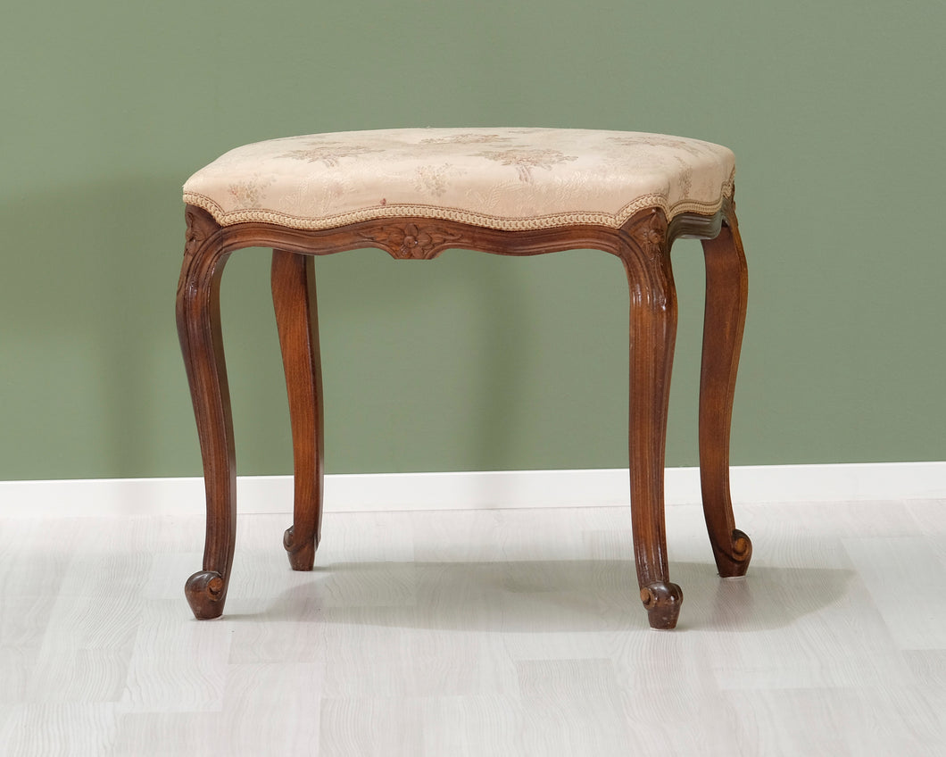 Antiikkinen jakkara kangasistuimella