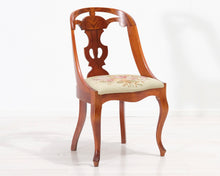 Load image into Gallery viewer, Antiikkityylinen tuoli

