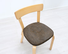 Lataa kuva Galleria-katseluun, Artek 69 tuoli kangasistuimella
