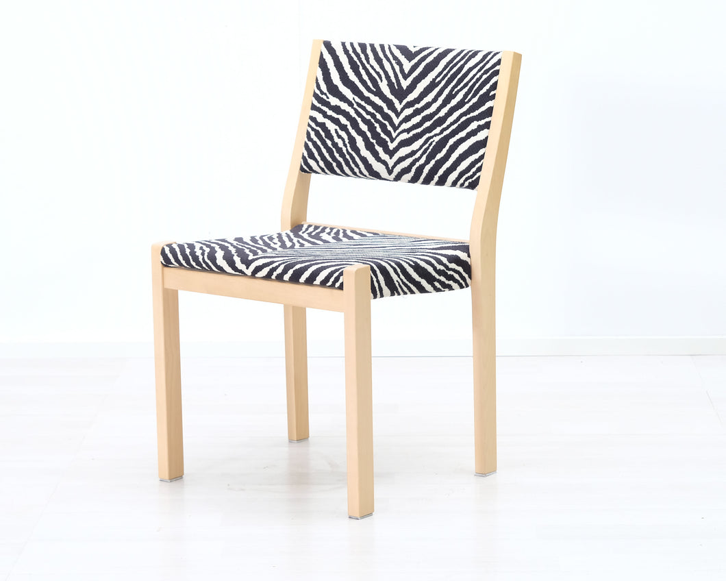 Artek 611 tuoli seeprakankaalla