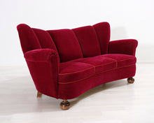 Lataa kuva Galleria-katseluun, Antiikkinen 3-istuttava samettisohva punainen
