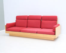 Lataa kuva Galleria-katseluun, Artek Ben af Schultén 556 3-istuttava sohva punainen
