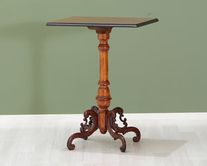 Antiikkinen sivupöytä suorakaiteen muotoisella pöytälevyllä