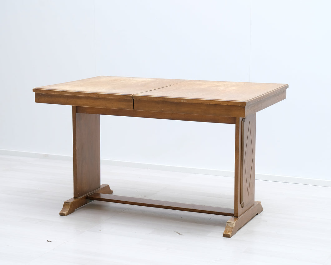 Antiikkinen ruokapöytä