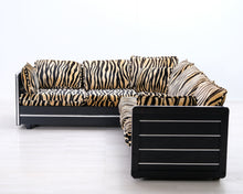 Load image into Gallery viewer, Asko kulmasohva tiikerikuviolla
