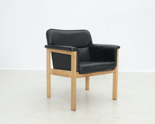Load image into Gallery viewer, Asko nahkaverhoiltu käsinojatuoli musta
