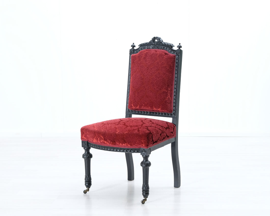 Antiikkinen tuoli punamusta