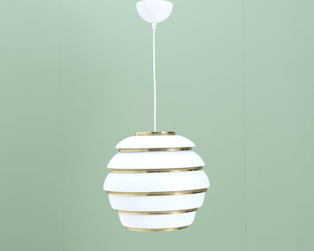 Artek A331 Mehiläispesä riippuvalaisin valkoinen