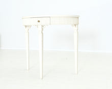 Lataa kuva Galleria-katseluun, Antiikkityylinen sivupöytä
