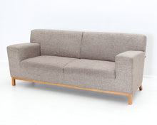 Load image into Gallery viewer, Asko kangassohva puisella reunalla ruskea
