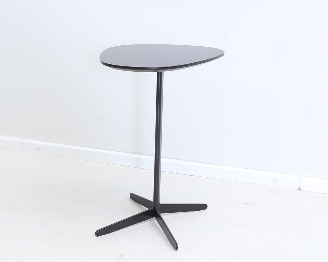 Adea D-pöytä musta