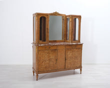 Lataa kuva Galleria-katseluun, Antiikkinen lipasto lasivitriinillä
