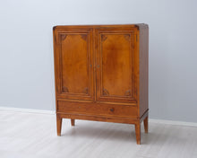Lataa kuva Galleria-katseluun, Antiikkinen kaappi
