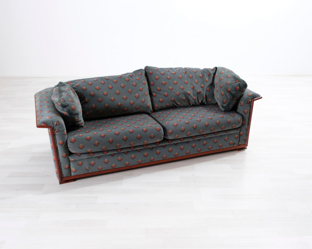 3-istuttava kangassohva kuviollisella verhoilulla