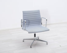 Ladda upp bild till gallerivisning, Vitra Aluminium Chair EA 107 tuoli vaaleansininen
