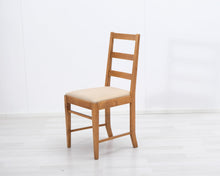 Lataa kuva Galleria-katseluun, Antiikkinen tuoli kangasistuimella
