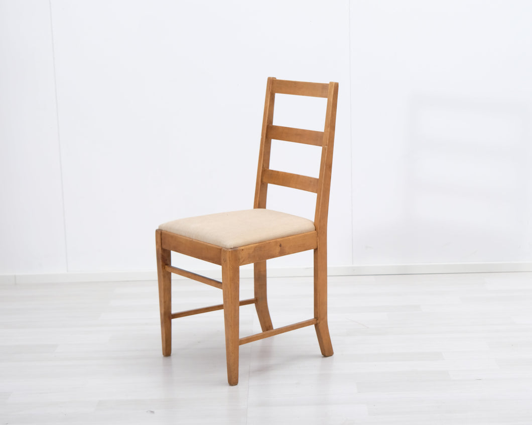 Antiikkinen tuoli kangasistuimella