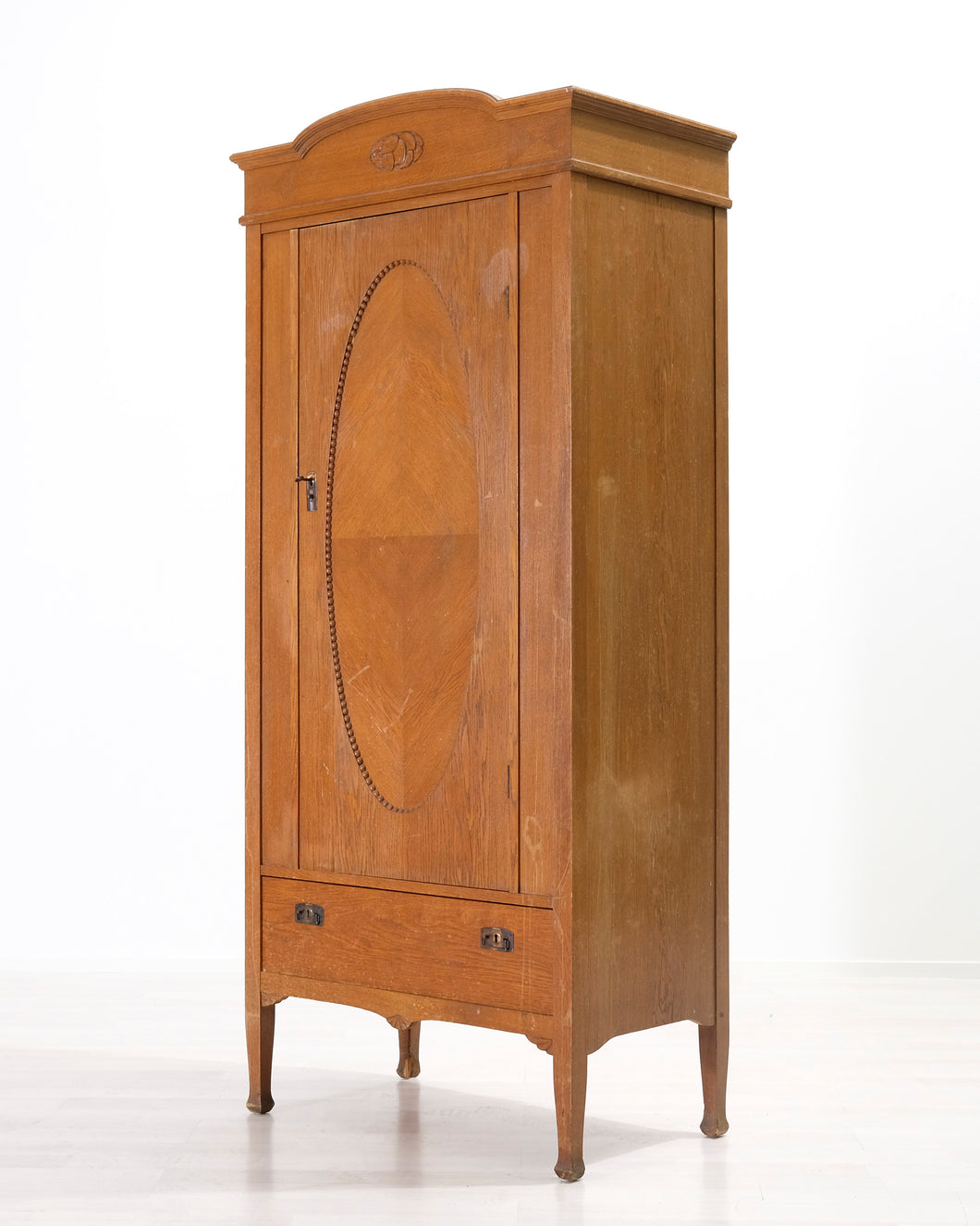 Antiikkinen kaappi massiivitammesta