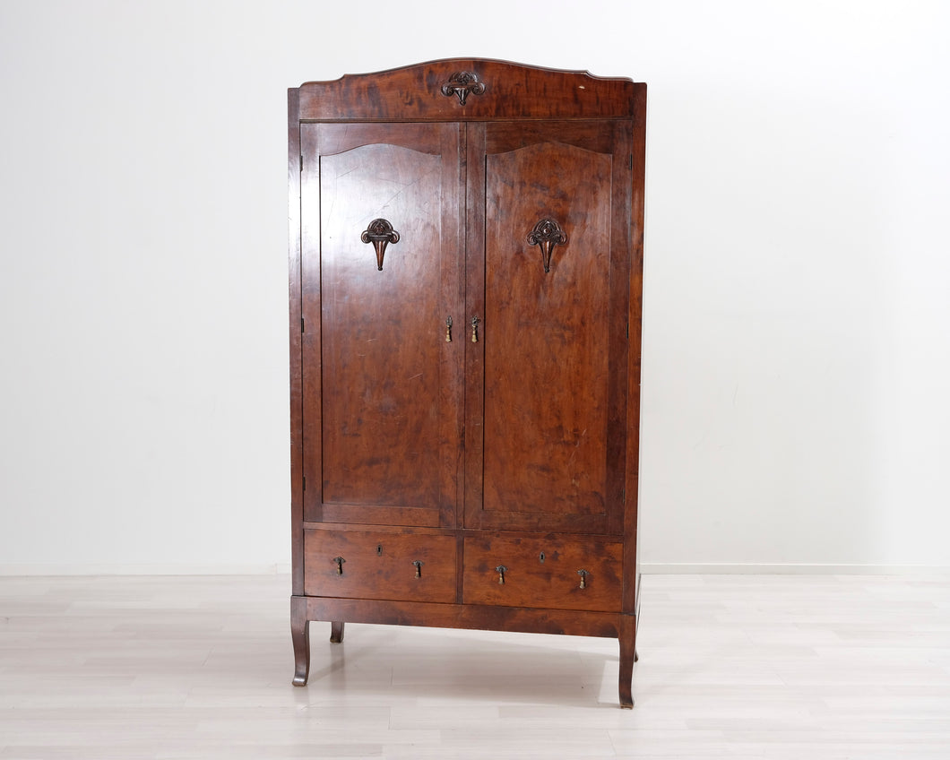 Antiikkinen vaatekaappi