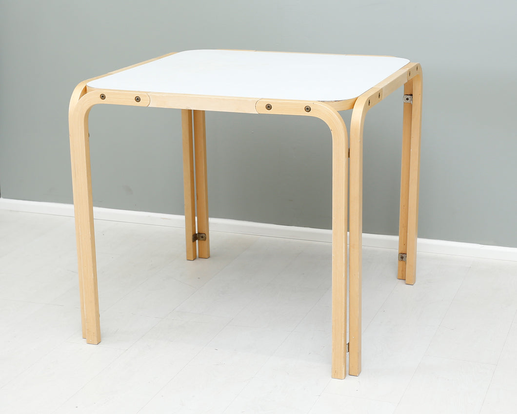 Artek Kari pöytä