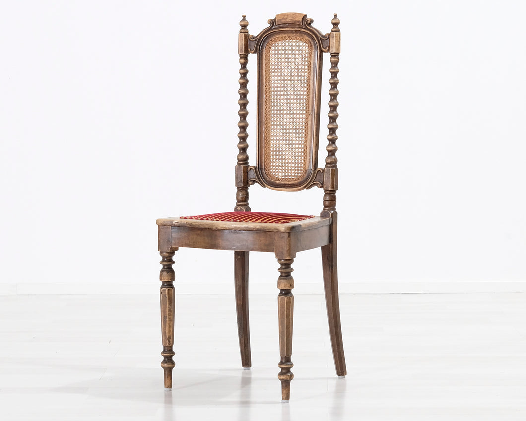 Antiikkinen ruokatuoli raidallisella istuimella