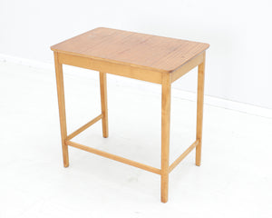 Pieni puinen sivupöytä