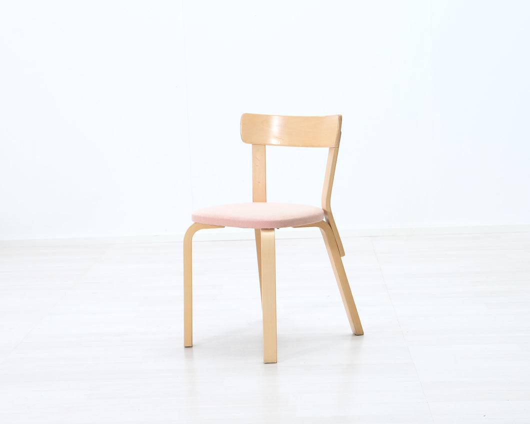 Artek 69 tuoli kangasistuimella